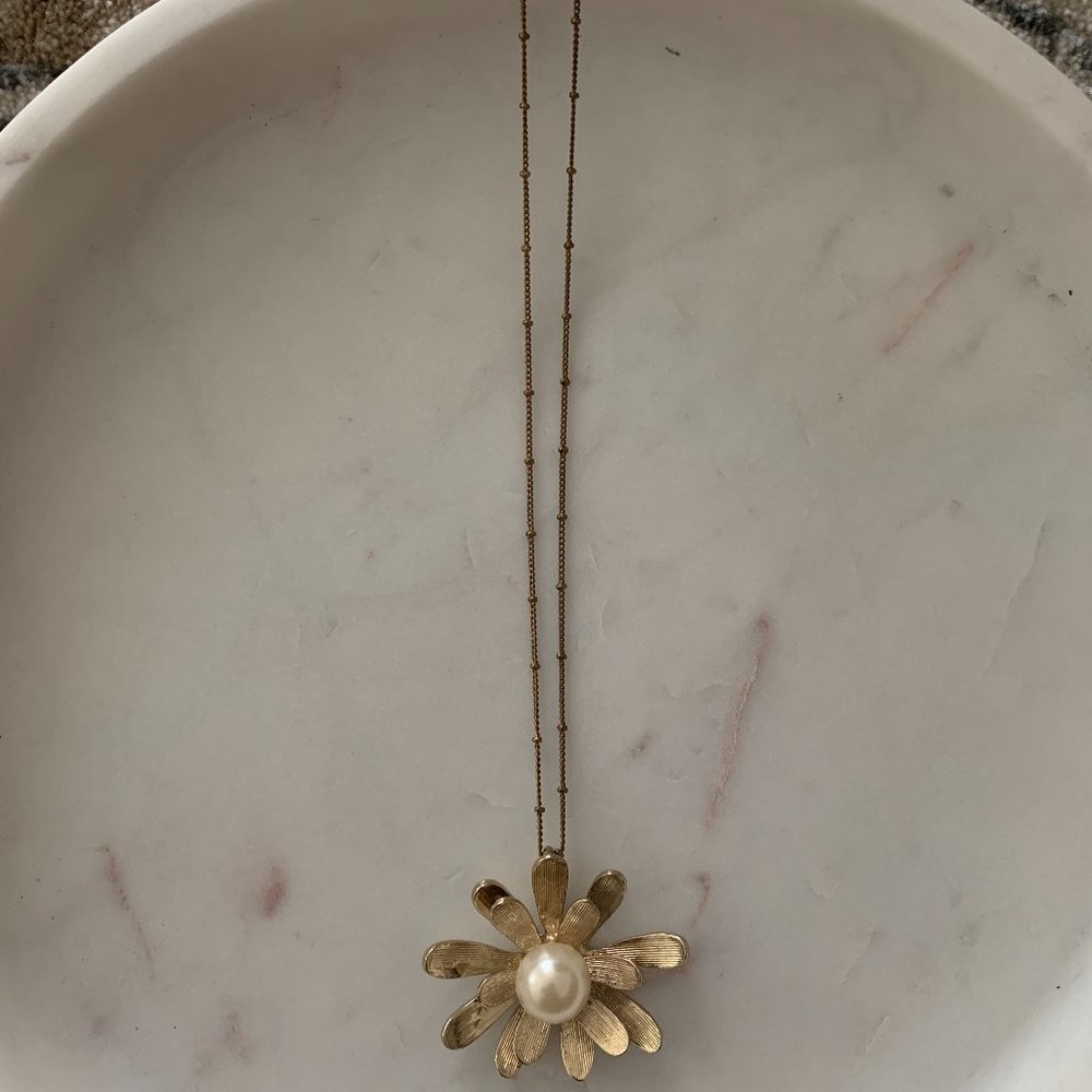 Daisy Necklace with Pearl